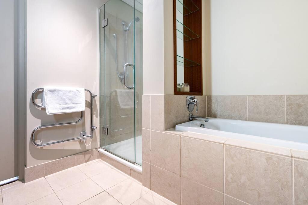 Luxury Waterfront Nest Above Viaduct Harbour Apartment โอ๊คแลนด์ ภายนอก รูปภาพ